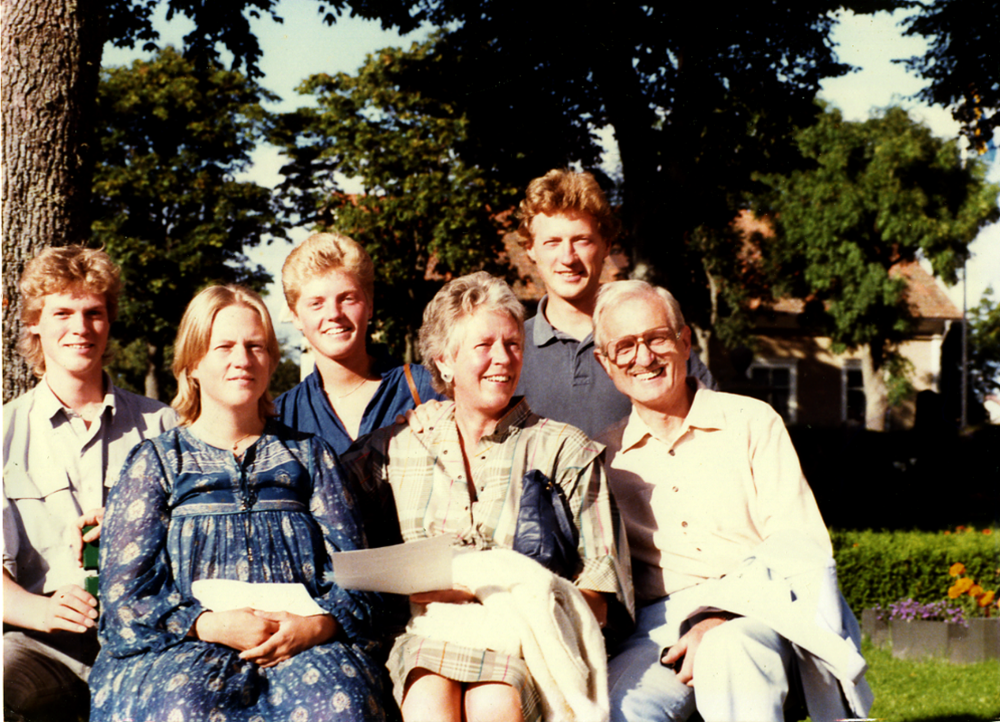 Karin och Arne Wingqvist med tre av sina fyra barn.  Karin var sjukgymnast i Vallentuna, var aktiv centerpolitiker och var  med i uppstarten av Vallentuna biblioteks vänner.  Dottern heter Barbro