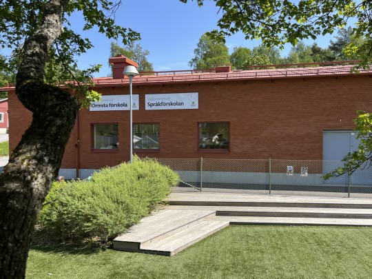 Vallentuna Språkförskolas framsida av byggnad.