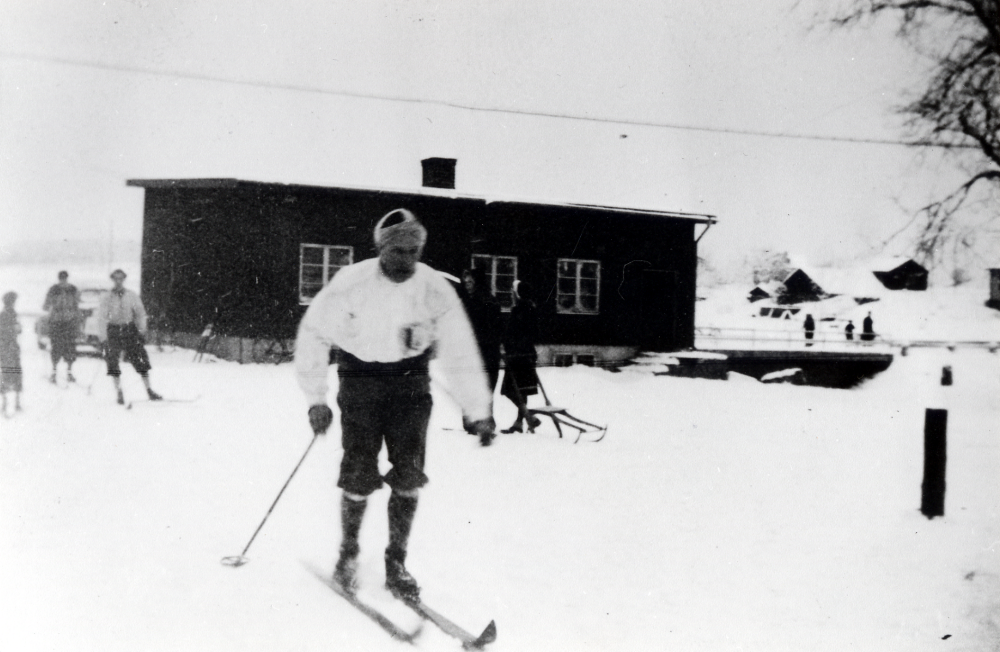 Gunnar Dahlbeck, Brottby SK, i spurten vid Garnsbro i Brottbyloppet på skidor.  Byggnaden i bakgrunden är idag Wetterviks affär och bensinstation Q-80
