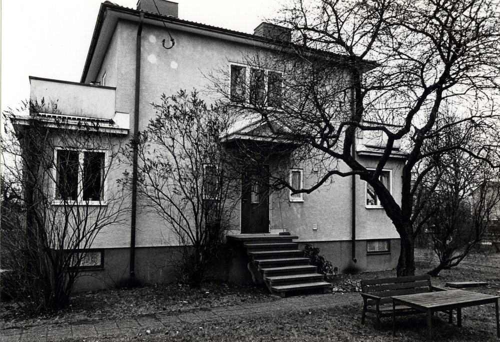 Allévägen 20 i Vallentuna byggdes 1947.  Huset låg i hörnan Allévägen och Tvärvägen, fastighetsbeteckningen var Rickeby 1:63.  Huset revs hösten 1985 inför byggstart av flerfamiljshus i kvarteret