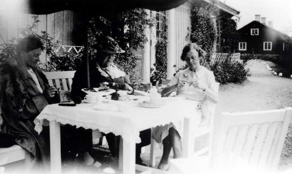 Bällsta gård i Vallentuna med pensionatsgäster.  Elsa Tiberg köpte Bällsta gård och drev pensionatsverksamhet på gården 1928 till 1933, då hon startade Vallbostrands vårdhem.  Vid kaffebordet utanför huvudbyggnaden sitter Elsa Tibergs mamma Nanna klädd i hatt flankerad av fru Malm med dotter