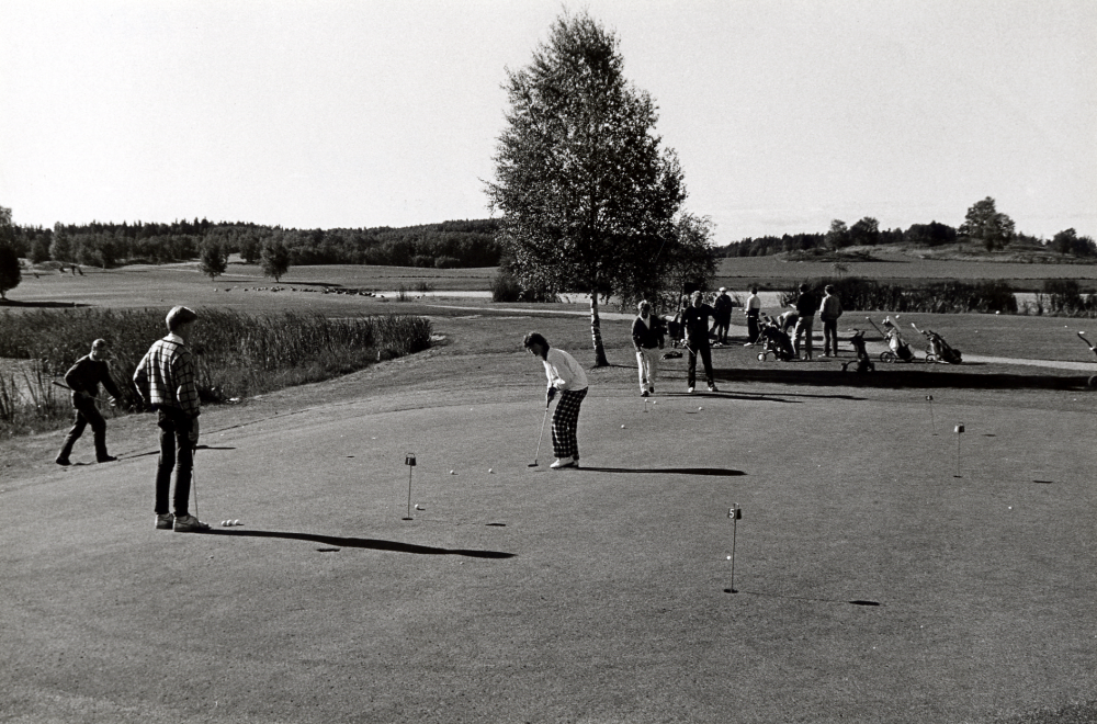 Lindö golfklubb med Björn Borg Sports Club. Golfbanan med sjön Sormen i bakgrunden – den igenvuxna sjön har blivit en del i golfbanans landskap