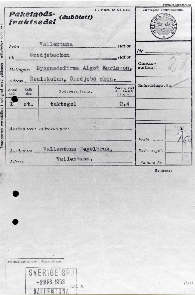 Paketgodsfraktsedel från Vallentuna järnvägsstation för 1 st taktegel, vikt 2,4 kg, avsänd med gods, ett taktegel, från Vallentuna tegelbruk till Byggnadsfirman Algot Karlsson, Realskolan, Smedjebacken
