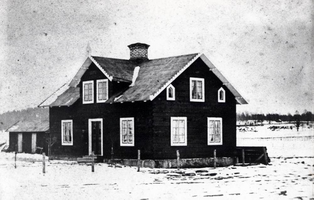 Telefonväxel vid Vallentuna järnvägsstation . Huset byggdes av Olaus Pettersson 1888. Enligt kontrakt upprättat 1888 fick huset uppföras på mark som tillhörde Stockholm-Rimbo jernvägsaktiebolag . Järnvägen skulle fram till 1 april 1938 ha rätt till en lägenhet om ett rum och ett kök å nedre botten. Huset innehöll 5 rum och 4 kök. I huset bodde bl a en fotograf samt inrymde en telefonväxel. Huset brann ner 1911, enligt kontrakt skall tomten efter det brunna huset röjas, undertecknat 24 augusti 1911. Olaus Pettersson högg av kabeln till telefonväxeln med en yxa vid branden och kunde på det sättet rädda växeln.