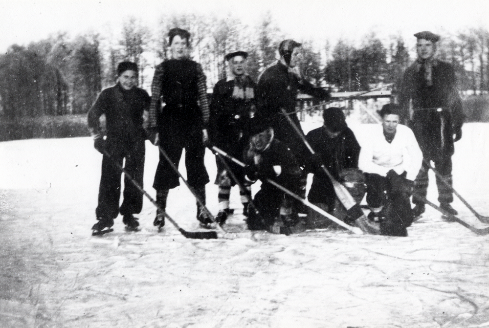 Ishockeylaget i Vallentuna bollklubb VBK på isen nedanför Korsbacken på Kyrkviken i Vallentunasjön. Fr v Tage Curbo, Birger Nygell (Noaksson), Olle "Plutt" Karlsson, Arne Andersson (urmakaren) och Erik Carlsson. På knä fr v: Åke Carlsson, Arne "Nittan" Karlsson och Lars-Erik Nordström