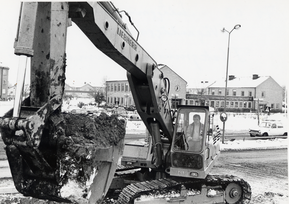 Grävning med  grävskopa  för  vatten- och avloppsledningar  vid  Vallentuna järnvägsstation  inför byggstarten av  Tunahuset