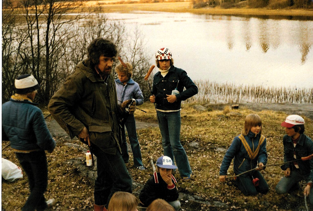 Utflykt till Helgösjön 1978 som var en del av den ungdomsverksamhet som bedrevs av  Vallentuna hembygdsförening.
På bilden fr vänster: Robert Lundell, Bernt-Rune Jäverbrant, Thomas Magnusson, Leo Westberg (sittande) Johan Doverhall, Magnus Englund, Kent Jansson (Svensson).