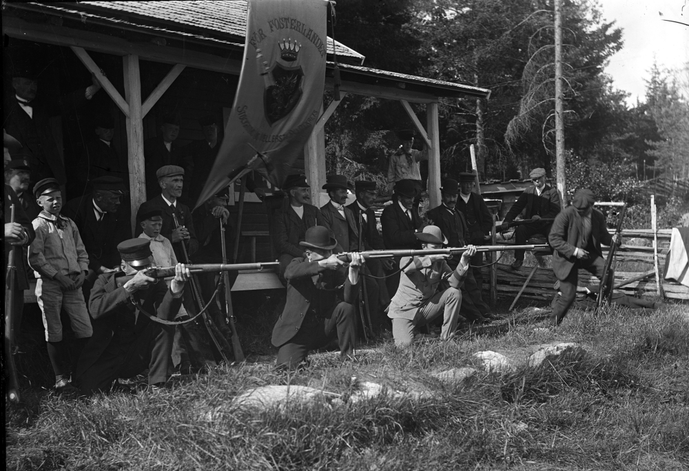 Vallentuna skytteförening? i skyttepaviljongen vid Fågelsången i Vallentuna. Nummer fem i nedre raden från vänster är Carl Bornholm.