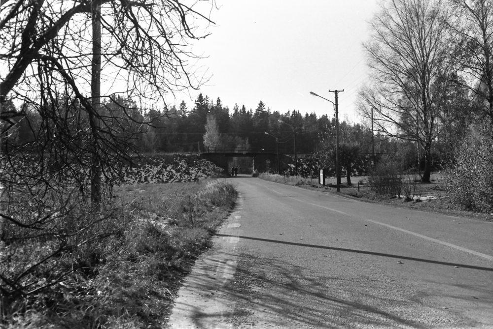 Viadukten för Roslagsbanan över Karlbergsvägen. 
•Fotografiet ingår i bildserien ”Vardagsliv i Vallentuna kommun” av Rachael Gough-Azmier & Gunilla Blomé, Haga Studios HB.
