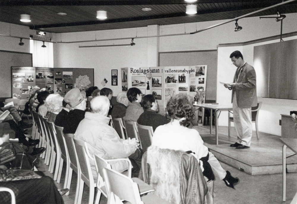 Boken Tio röster om Vallentuna sammanställd av Svante Berg presenteras och förstadagsförsäljs i Vallentunasalen.   I salen finns utställningsskärmar med fotografier ur Vallentuna bildarkiv. Program vid invigningen var "Att växa upp i Vallentuna" – Sylvia Pettersson berättar om sin uppväxt  på 1930- och 1940-talen.  Kulturnämndens ordförande Johan Mossling presenterar Svante Berg och hans bok