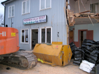 Huset på Olsborgsvägen som tidigare var lokaler för Konsum, sedan posthus med brevbärarexpedition och slutligen pizzeria "Lilla huset" rivs. Huset byggdes för Konsum 1939.