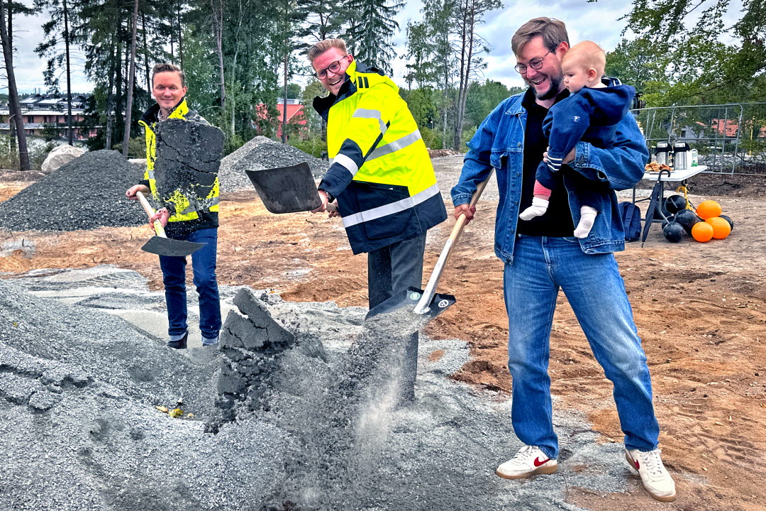 Tre personer som tar varsitt spadtag