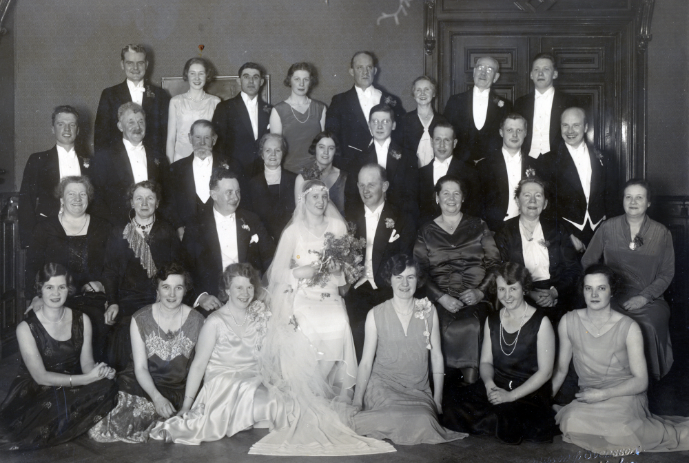 Claes Fredlund och Margit Karlsson gifter sig. Äktenskapet fick ett olyckligt slut då Claes omkom i en jaktolycka bara ett par månader senare den tredje mars 1930.