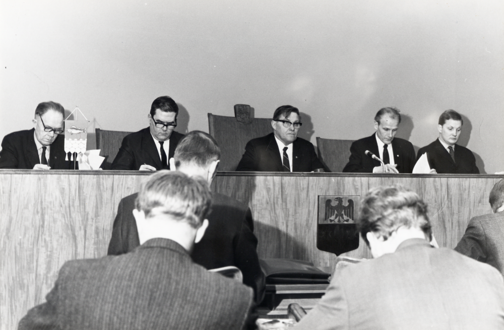 Kommunfullmäktige sammanträder i sessionssalen i kommunalhuset. På podiet sitter fr v Holger Carlsson, Erik Lindahl, Bertil Tillborg, Gunnar Käller och Ulf Berglund