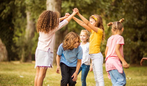 Barn leker ute i naturen.