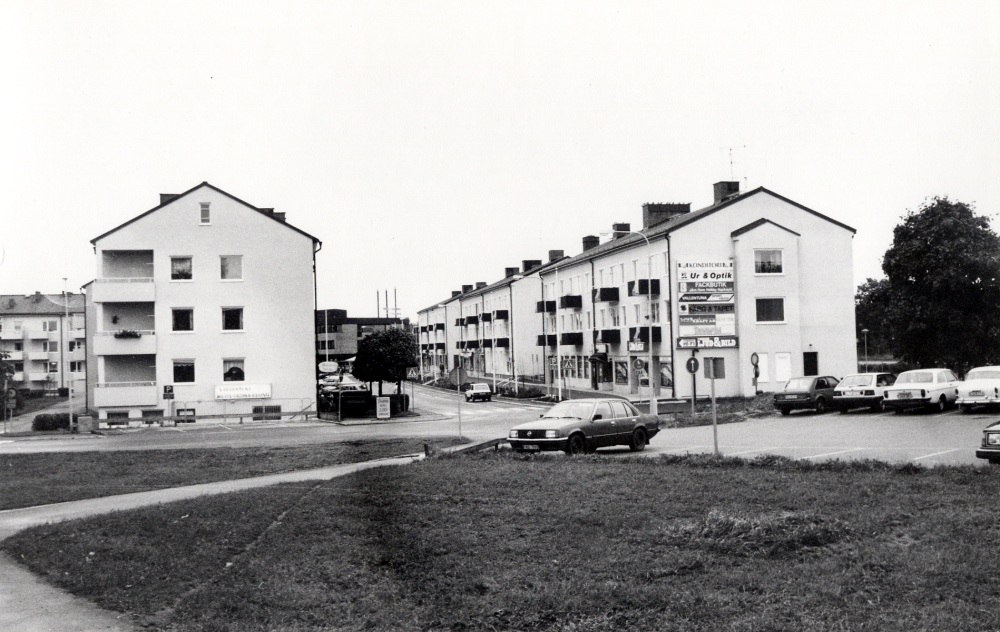 Centralvägeni Vallentuna centrum var Vallentunas första affärsgata, byggd i början av 1950-talet. Mellan husraderna skymtar Tunahuset