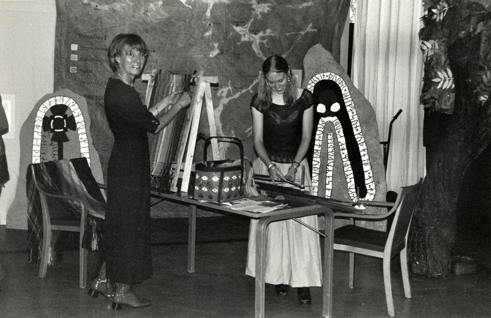 Kultur och Biblioteksdag i Vallentuna bibliotek 4 maj 2002 för nya och gamla vallentunabor. I Vallentunasalen visar Ann-Christin och Lotta Rydberg vävning