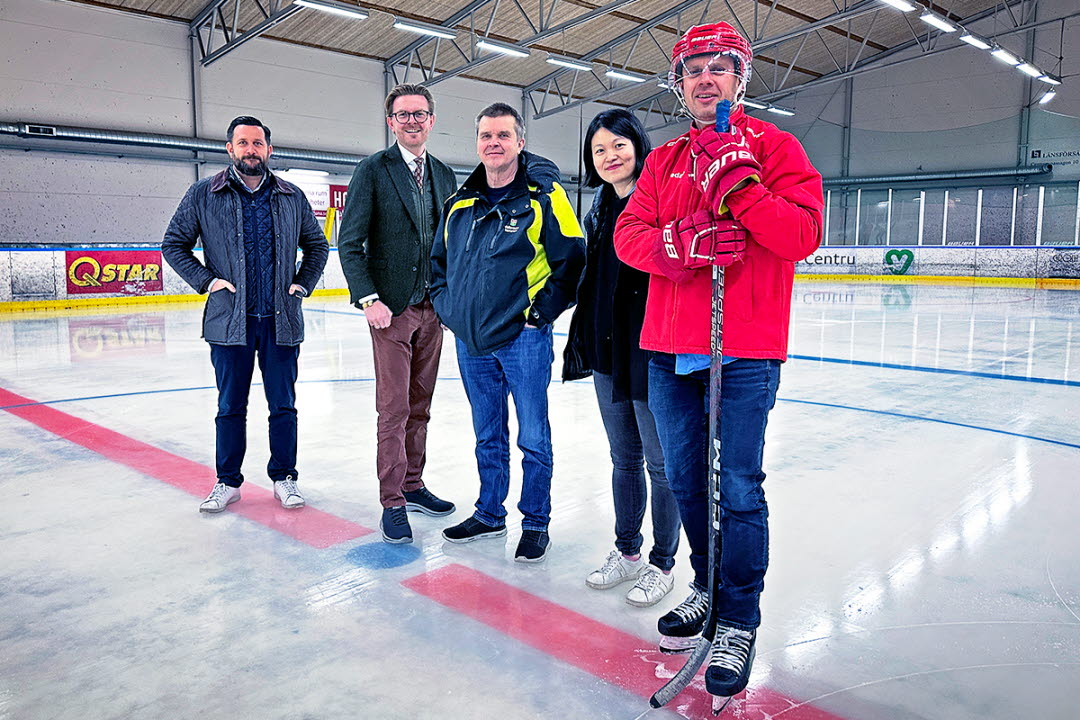 Från vänster: Näringslivschef Magnus \r\nIsberg, Johan Skog, kommunstyrelsens ordförande, Ola Nilsson, enhetschef \r\npå Vallentuna fritid, Jing Wu som är ordförande i Vallentuna konståkningsklubb\r\noch slutligen Robert Lindegren, ordförande i Vallentuna Hockeyförening.