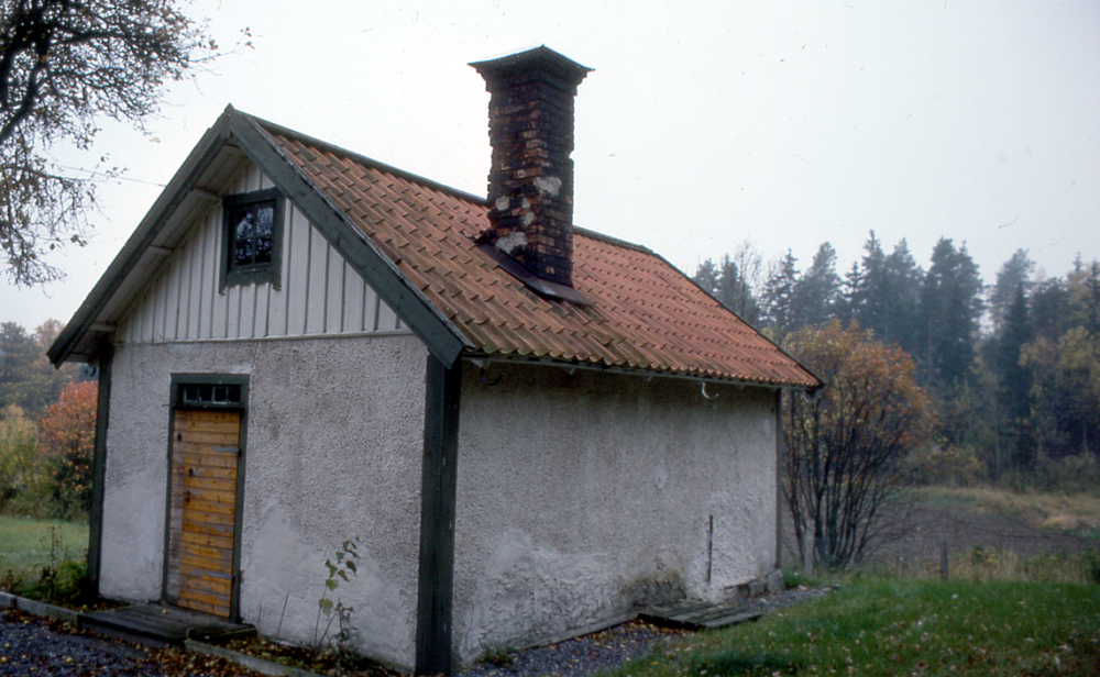 Uppgifter noterade på diabilden: .	Vallentuna sn, Fridhem, Lindö, undantagsstuga. Uppfördes 1888. Byggmästare dragon Westberg.