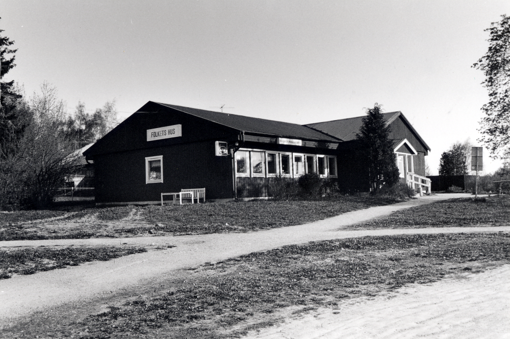 Folket Hus vid Banvägen i Vallentuna.  höger del av huset byggdes ursprungligen som Apotek vid Vårvägen. När Apoteket Runan öppnades i Tunahuset oktober 1973 öppnade Torbjörn Hiller "Leksakshuset" i lokalen.  1982 flyttade Leksakshuset in i Torghuset.  Folkets Hus köpte huset 1982 och det flyttades till tomten Banvägen-Hövdingavägen och byggdes till med en vinkelbyggnad parallell med Banvägen och  invigdes 30 april 1983