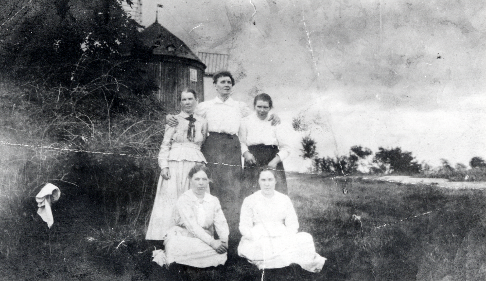 Lindö kvarn i Vallentuna.  Personerna är okända.

Uppgift om fotoår saknas, men troligen första delen av 1900-talet.