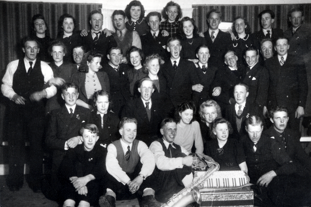 SLU, Svenska landsbygdens ungdomsförbund, har fest i Skräfsta, Frösunda.  Bakre raden fr v Eivor Roos, Elvy Jansson, Sture Blomberg, Sven Wredh, Ann-Mari Thorsaues, Macke Jansson, Britta Andersson, Margit Fransén, Boris Öhman, Ulla Ekberg, Bertil Stolpe och Sixten Helgöstam. Rad 2 fr v Henry Roos, Stina Karlsson, Helge Jansson, Maj-Britt Lundin, Lars Wester, Kerstin Helgöstam,  Ingegärd Eliasson, Stig Öhman, Ingvar Jansson, Sven Andersson, Berthold Östervall, Einar Johansson och Rune Nyberg .  Rad 3 fr v Sivert Gustavsson, Britta Johansson, Einar Eliasson, Anna-Lisa Fröman, Stina Andersson och Bertil Grandin.  Nedersta raden fr v Edgar Axzell, Sven Billersjö, Karl-Erik  Helgöstam, Doris Johansson, Erik Franzén och Kalle Svärd.  Uppgifter från Ingegärd och Stig Öhman