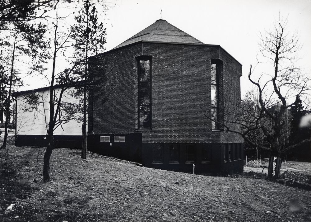 Åbybergskyrkan. Vallentuna frikyrkoförsamlings kyrka hösten 1978. Kyrkan innehåller förutom gudstjänstlokal, lokaler för ungdomsverksamhet och samlingsrum för programverksamhet och utställningar, kurser m m. Rummen har olika namn med lokal anknytning t ex Nyponstigen, 'Ny påstigen' med tåginredning, och Hagasalen. Kyrkan invigdes 26 november 1978.