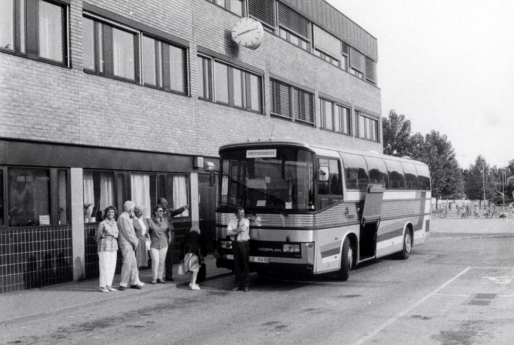 Medlemmar i Pensionärsföreningen KOM har samlats vid Tuna torg för med buss göra en gemensam resa till Danmark. Under året har man studerat Danmark och avslutar cirkelarbetet med denna resa. Utanför bussen står fr v Birgitta Heidmark, John Olin, Gunhild Nylén Hillbo, Gertrud Mellsjö, Evert Mellsjö, med ryggen mot kameran okänd, samt busschauffören