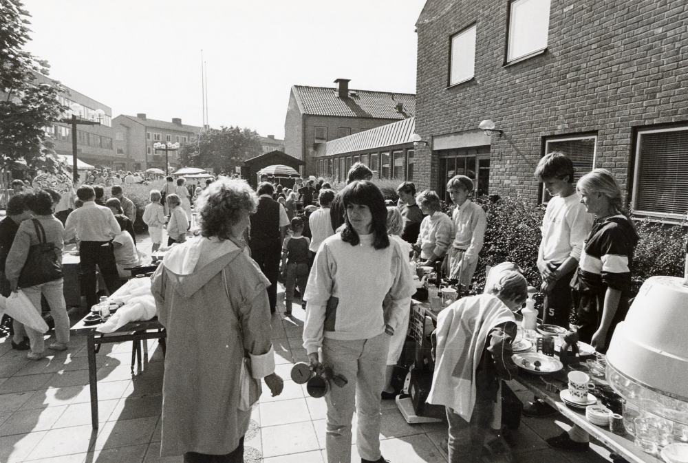 Klass 9 H? i Hjälmsta skola har loppmarknad på Vallentuna marknad för att samla in pengar till en klassresa.  I bildens mitt samtalar Monica Nicklasson t h med ryggen mot kameran, mamma till Hans i klassen, med Harriet Dickson-Lindeberg