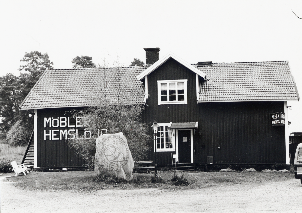 Akeba i Stångberga skola i Össeby-Garn tillverkar och säljer möbler.  Man säljer också konsthantverk, hemslöjd  och tyger.  Innehavare Anki och Tommy Belsander