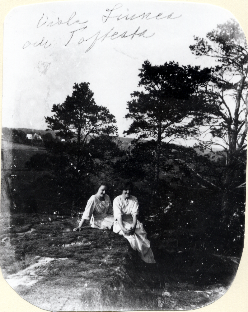 Linnea och Viola Åslev, döttrar till kyrkoherde Per Erik Åslev i Össeby- Garn, på utflykt till berget Hammaren. I bakgrunden syns Toftesta gård