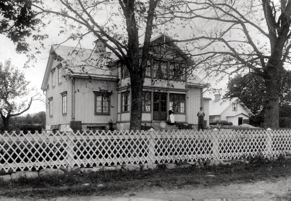 Vreta gård i Markim.  Framför huset står Sofia och Hugo Karlsson

Se Historia och minnen i Markim, s 108-110