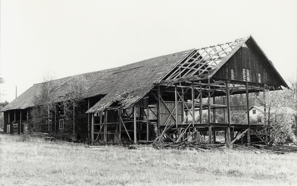 Ladugården vid Åbyholms gård i Vallentuna före rivningen