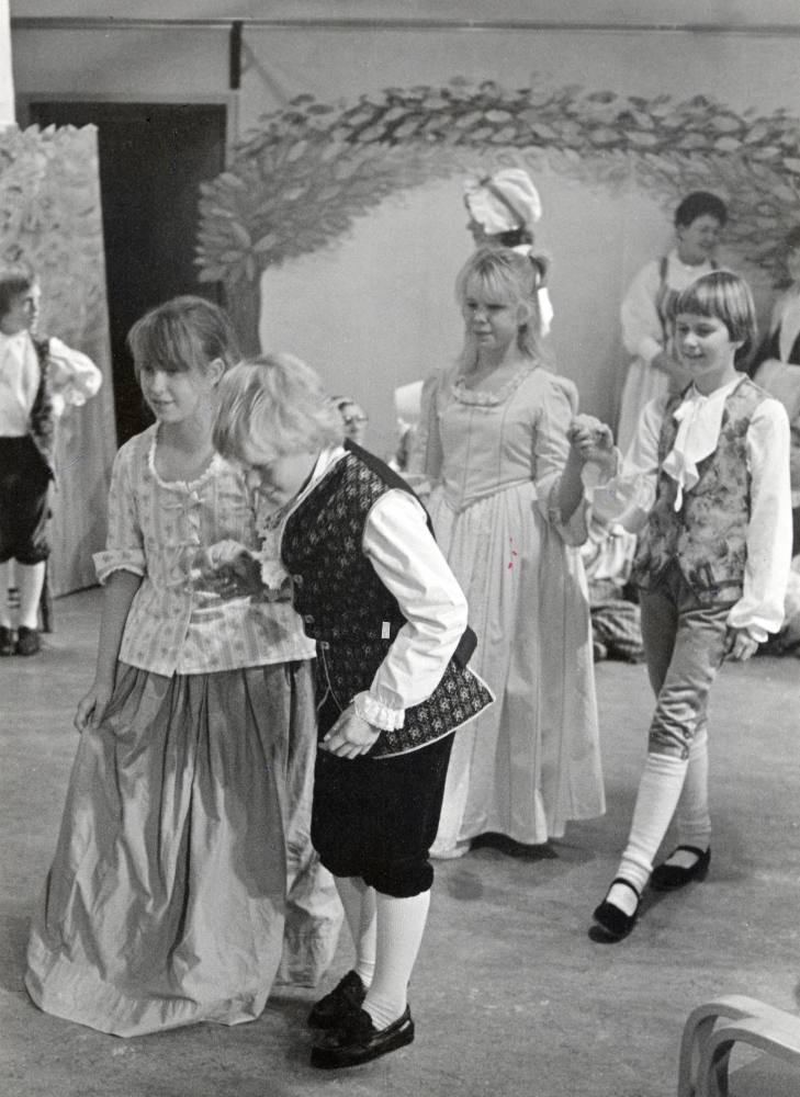 Under tiden 2-31 oktober 1985 pågick i Tärningen utställningar, program, sång, musik, dans, föreläsningar m m under titeln På Bellmans tid.  Arrangörer var föreningar i Vallentuna i samarbete med Vallentuna kulturnämnd. Idé  mm Eva Rahmqvist. Här framför barn i Vallentuna folkdansförening danser ur Anckarströms dansbok i ett program kallat Musik och dans på 1700-talet