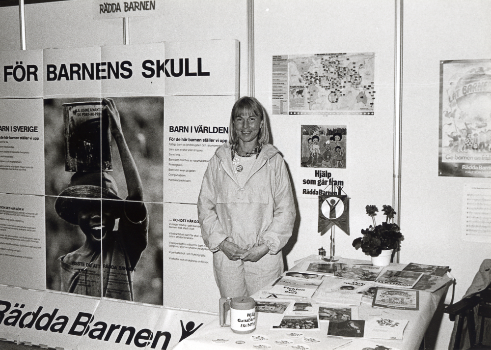 Föreningarna i Vallentuna presenterar sin verksamhet i Vallentuna ishall under mottot Föreningsfestival  helgen 19-20 april. Här står Raija Möller ? vid Rädda Barnens monter