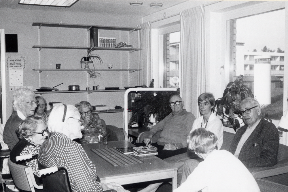 Anna Brynell från Vallentuna bibliotek har bokprat på Väsbygårdens dagcentral och ger tips på bra böcker och läser högt ur någon bok. Fr v Gerda Lundqvist Vera Eliasson Greta Berglund Rut Lundqvist Sally Johansson Sven Wass Anna Brynell, Oskar Johansson och Elisabeth Svedfelt