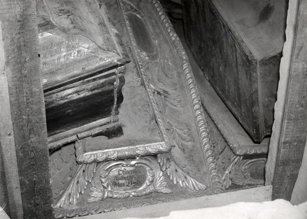 Gravkammaren under koret i Vallentuna kyrka. Vid restaureringen av kyrkan 1937 påträffades ett flertal likkistor med stoftet efter avlidna adelsmän som bott i Vallentuna. Kistorna stod i oordning efter branden i kyrkan 1856, men ordnades i samband med ombyggnaderna.