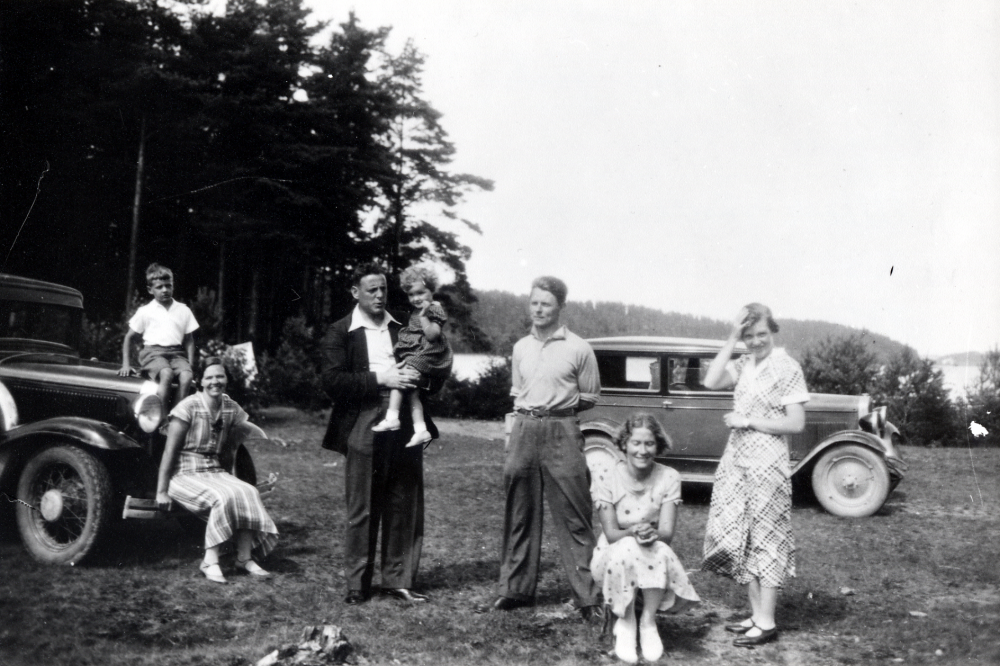 Utflykt med bil som familjen Céwes gäster vid Ullevifjärden utanför Bålsta. Fr v Olle Céwe, Helga Cewe född Helgöstam, Holger Céwe med Stina Céwe på armen. Christian Laurell med fästmön Ebba Josefsson och Signe Andersson, lärarinna i Frösunda. Utfärden var Ebbas och Christians förlovningsresa