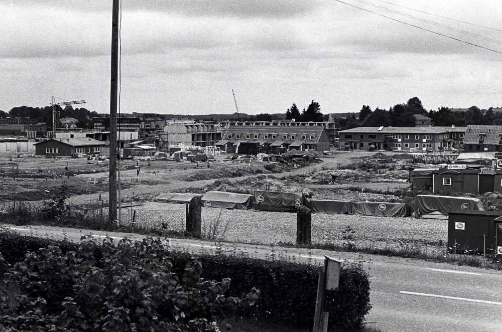 Åby gärde byggs med lägenheter, rad- och kedjehus. I förgrunden Lindholmsvägen