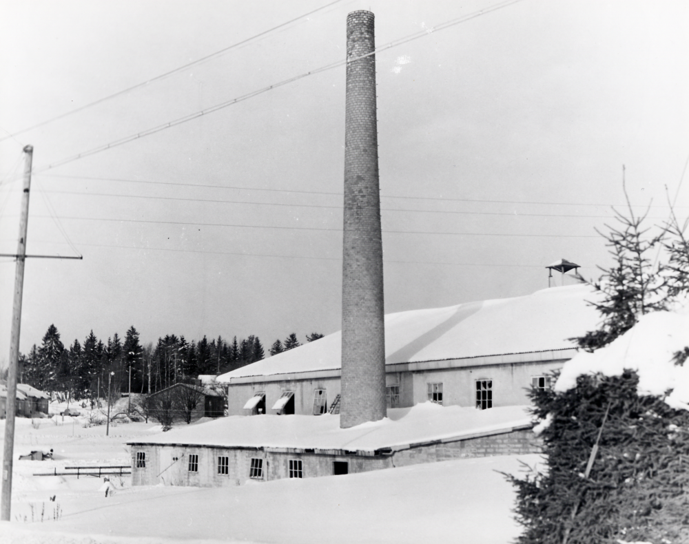 Vallentuna tegelbruk byggdes 1919 av fabrikör Axel Lundqvist. På bruket tillverkades taktegel och dräneringsrör. Driften lades ner 1967 och bruket revs 1969. Marken såldes till Riksbyggen