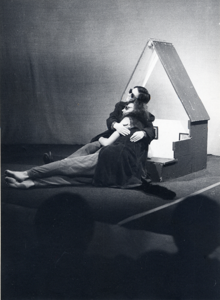 Friteatern visar föreställningenTokfursten i Vallentuna teater.  Pjäsen bygger på en bok med samma titel av Elgard Jonsson, där han berättar om sina år som mentalpatient