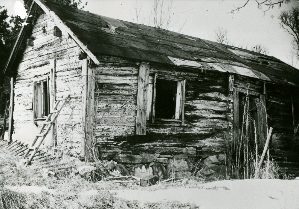Rester av  Nedre Bergby sydväst om Molnby gård