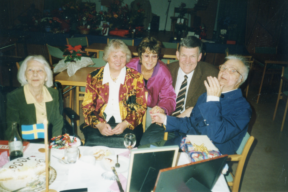 Hugo Bergqvist fyller 100 år och blir uppvaktad i Väsbygården av fr v systern Rosa, Vivianne Stadell, Ann-Mari Bacci och komminister Sören Stadell.  Se dokumentärfilmen "Hugo och Rosa" där filmaren Bengt Jägerskog följer Rosa och hennes bror Hugo under tio år.  De bodde i Gunby i Össeby-Garn, utan elektricitet eller telefon till några år innan de flyttade till Väsbygården strax före Hugos 100-årsdag.