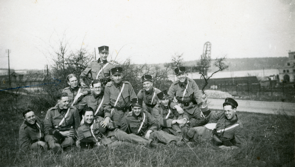 Arne Lindström från villa Marieborg i centrala Vallentuna gjorde lumpen som signalist. Här syns han längst till vänster i andra raden i ett gruppfoto från Boden.
