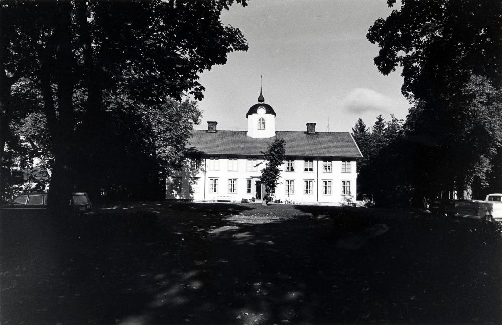 Backa gård i Kårsta.  Huvudbyggnaden
