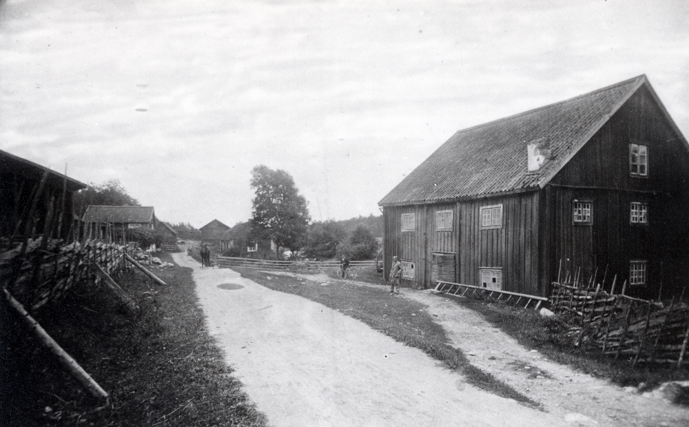 Röby kvarn drevs av vatten från ett vattenfall i Kårstaån Gaveln ovanför mjölnarhuset är mjölnarens ladugård. Man tog betalt i mäld. Magasin låg mittemot stugan. 1907 hette mjölnaren August Herman Lundin född 17 oktober 1850 i Kårsta, hans hustru hette Dorotea. Ev är det Lundin som står utanför kvarnen. Längre bort på vägen står en man med cykel och en ensam häst