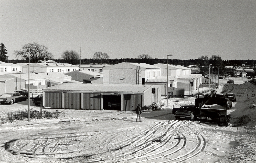 Bostadsområdet  Mörbygården  vid  Teknikvägen   I bakgrunden t v syns taket av  Mörby gård  vilken givit området dess namn
