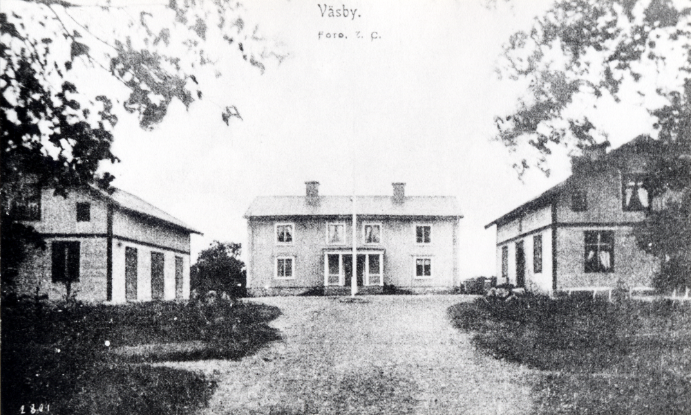 Väsby gård byggdes omkring 1850. Gården revs 1971 för att lämna plats för flerfamiljshus i bostadsrättsföreningen Sörgården