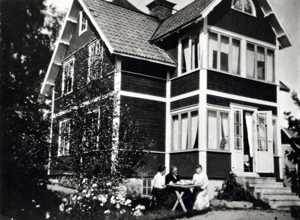 Häradsdomare  August Eriksson  med hustru och dotter  Gertrud Eriksson  utanför  Lugnet