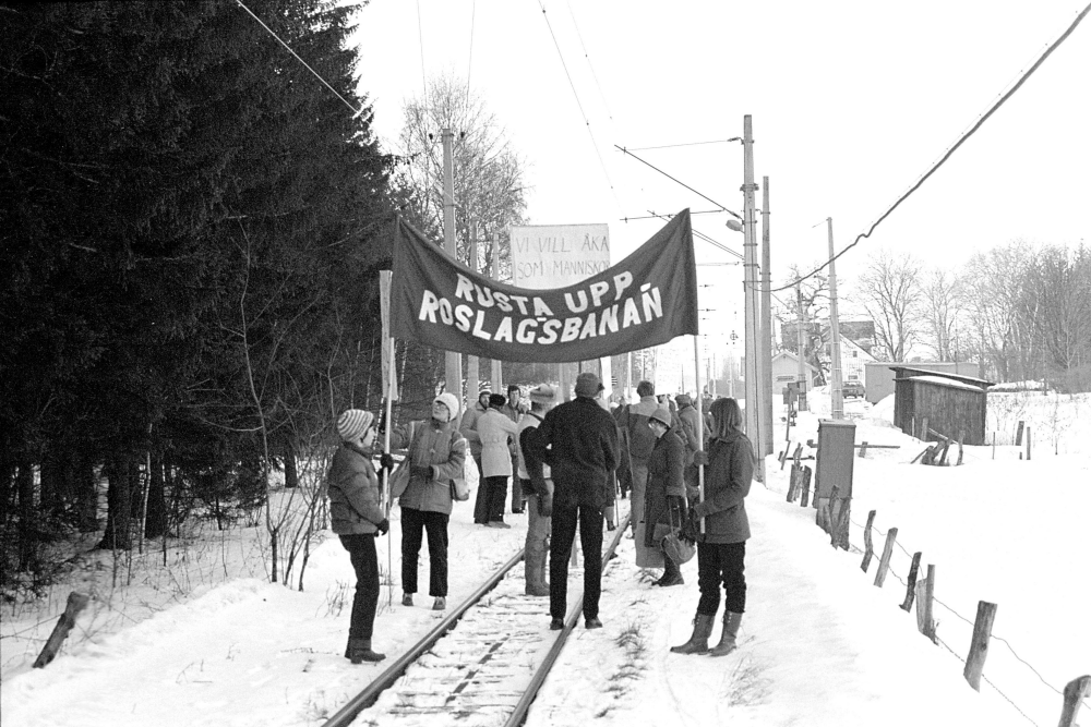 Föreningen Rädda Roslagsbanan protesterar inför hotet av nedläggning av järnvägen. Trafiken Kårsta-Rimbo upphörde i januari 1981.